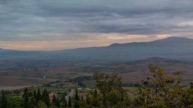Tuscany bulutlu sabah. Zaman atlamalı
