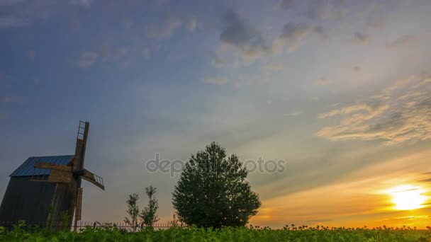 Matahari terbenam dan sebuah Windmill Old Wooden. Lapse Waktu — Stok Video