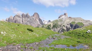 Dolomites ve bulutlar dağ dere. Hızlı hareket