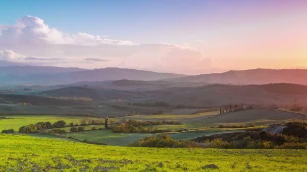 Avond over de velden en de heuvels van Toscane. Time-lapse — Stockvideo