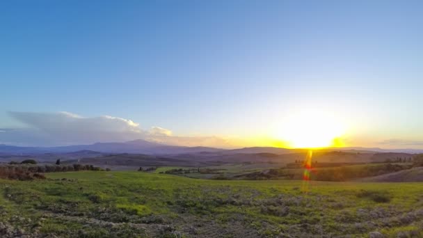 Sonnenuntergang über den toskanischen Feldern. Zeitraffer — Stockvideo