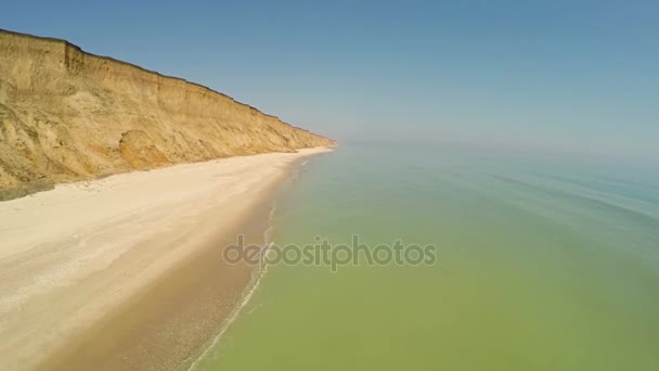 Пустой вид с воздуха на пляж. Один из пяти выстрелов — стоковое видео