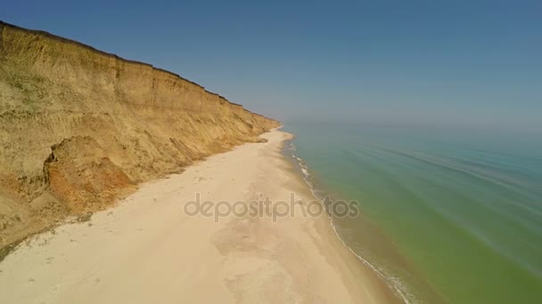 Vista aérea de praia vazia. Quatro de cinco tiros — Vídeo de Stock