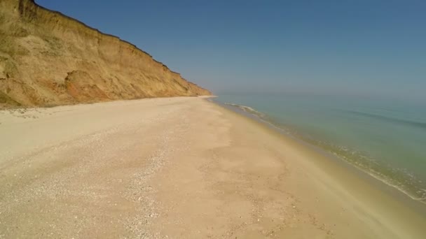 Boş plaj havadan görünümü. Üç beş çekim — Stok video