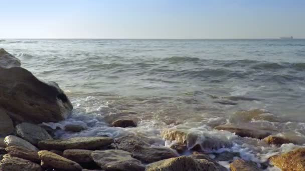 Surf θάλασσα στα βράχια. Αργή κίνηση — Αρχείο Βίντεο