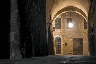 Eski İtalyan şehir gece kemer