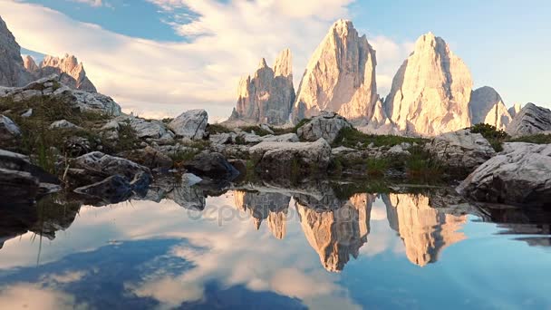 Berge und Spiegelung im See — Stockvideo