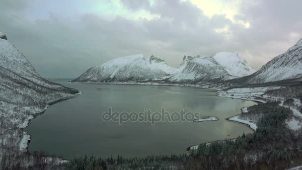 Téli Fjord Norvégiában és drámai ég. Idő telik el — Stock videók