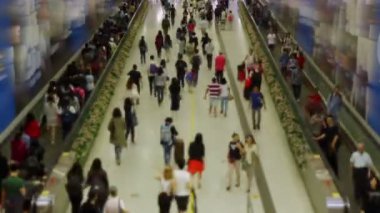 Hong Kong metro insan kalabalığı. Hızlı hareket