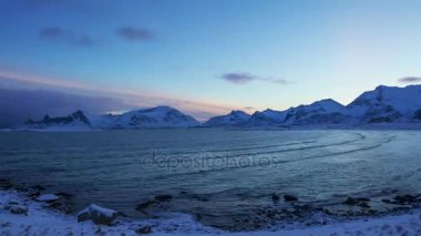Hava hızlı bozulma Lofoten üzerinde şafakta. Zaman atlamalı