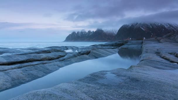 Mañana en la playa de Stony de Noruega. Tiempo de caducidad — Vídeo de stock