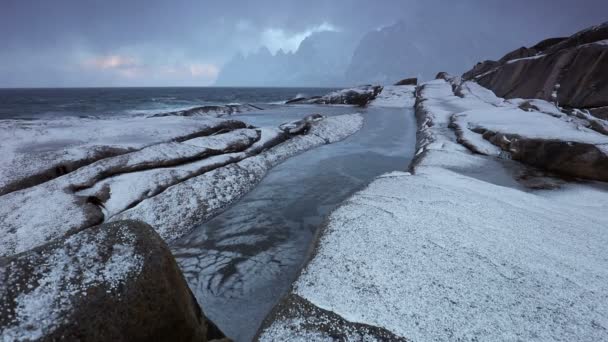 Surf d'hiver, et grêle sur une plage de pierre — Video