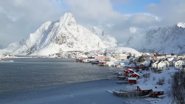 Noorse vissersdorpje op de achtergrond van de winter bergen — Stockvideo