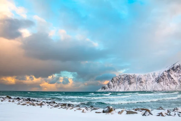 冬のノルウェー。朝、海サーフィン — ストック写真