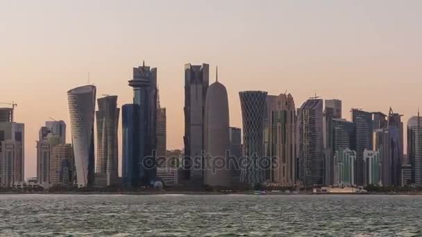 Doha wolkenkrabbers en zonsondergang. Time-lapse — Stockvideo