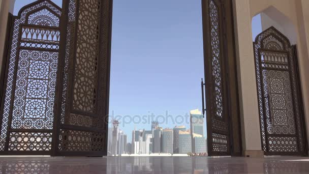 Rascacielos de Doha a través de la puerta de calado de la mezquita — Vídeo de stock