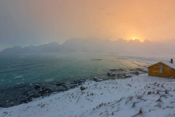 Chute de neige sur la baie d'hiver à l'aube — Photo