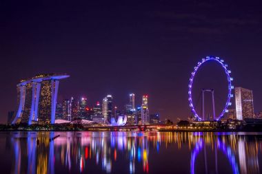 Singapur gece ve yansıma