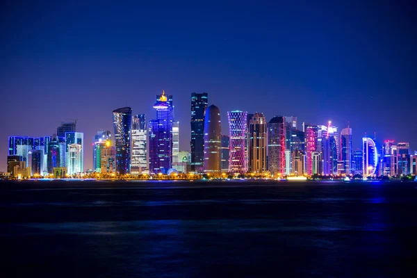Ντόχα ουρανοξύστες και διανυκτέρευση Royalty Free Φωτογραφίες Αρχείου