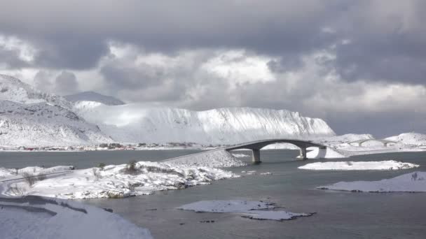 Ponte nel fiordo invernale e nuvole. Movimento veloce — Video Stock