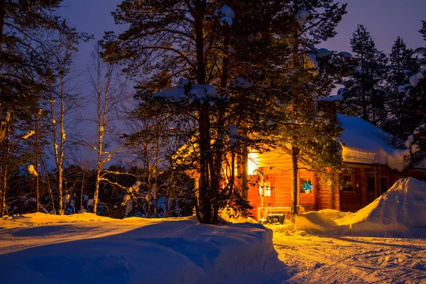 Wcześnie rano i Log House w lesie zimą — Zdjęcie stockowe