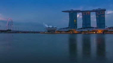 Singapur. Marina Bay, kumları Skypark ve sanat Bilim Müzesi. Bulutlu sabah ve dawn. Zaman atlamalı