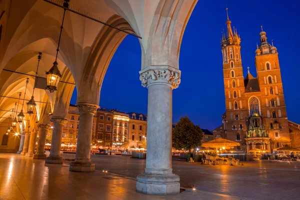 Akşam Colonnade ve Pazar Meydanı Krakow görünümünü