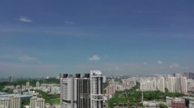 Singapur. Güneşli bir gün. Yerleşim alanları ve bağlantı noktası konteyner terminali parçası Panoraması. Havadan görünümü
