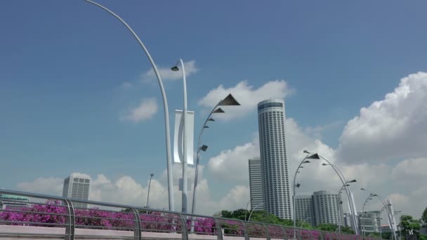 新加坡 公路边上有许多颜色 美丽的云彩在摩天大楼上的蓝天上奔跑得很快 快速运动 — 图库视频影像