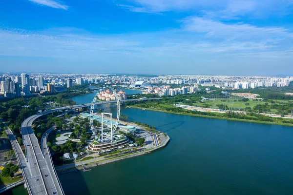 Panorama of Singapore and Ferris Wheel. Aerial View — Stock Photo, Image