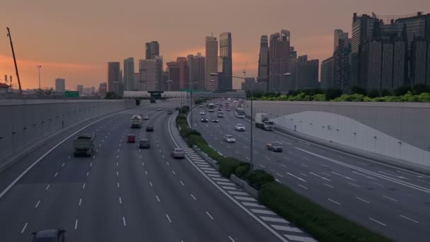 新加坡 摩天大楼和多车道公路上的黄昏天空的背景 慢动作 — 图库视频影像