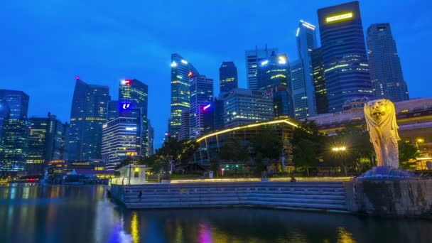 シンガポール 2017 シンガポールのマリーナベイ マーライオンと高層ビルを覚ます 朝時間が経過 エディトリアル使用のみ — ストック動画