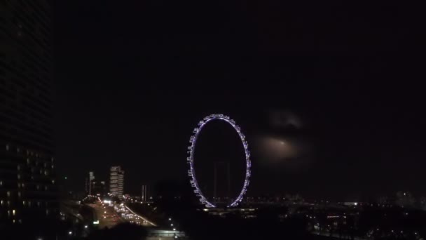 Notte Singapore Nebbia Grattacieli Ruota Panoramica Tanti Fulmini Nel Cielo — Video Stock