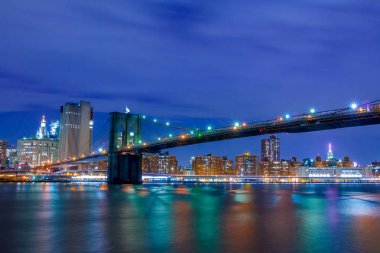 Gece Brooklyn Köprüsü ve Manhattan