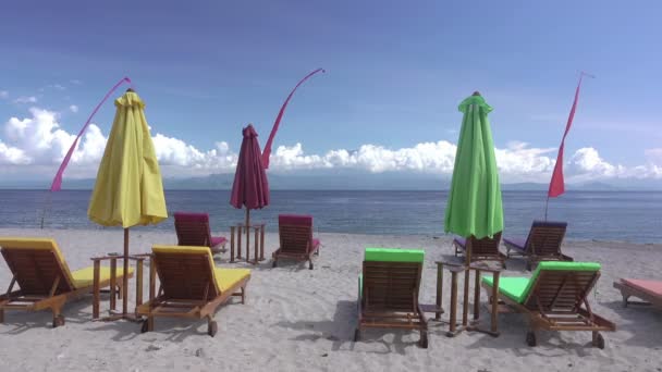 Endonezya Boş Plaj Bulutlar Hızlı Bir Şekilde Uçtu Şezlong Şemsiyeleri — Stok video