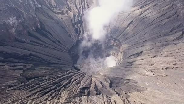 インドネシア ジャワ島 活火山ブロモ クレーター カルデラ 道に観光客がたくさん 航空写真ビュー — ストック動画