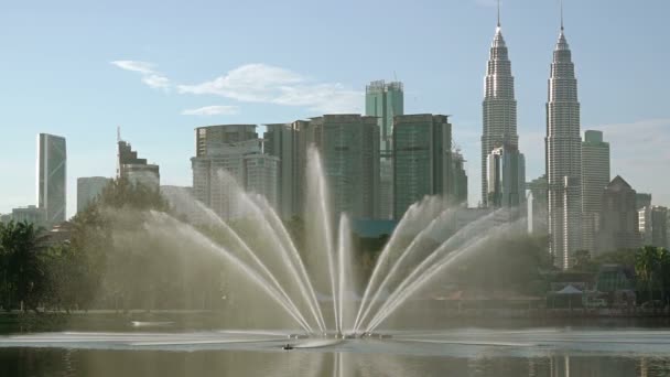 Malasia Kuala Lumpur Mañana Con Vistas Fuente Lago Titiwangsa Rascacielos — Vídeo de stock