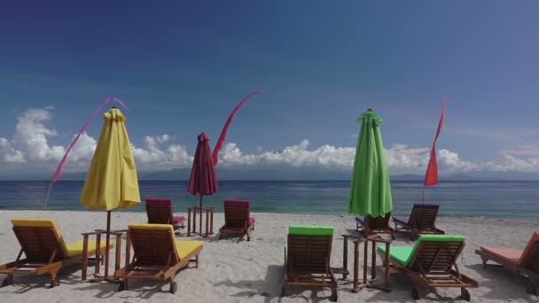 Indonesia Empty Beach Sun Loungers Sun Umbrellas Volcano Clouds Horizon — Stock Video