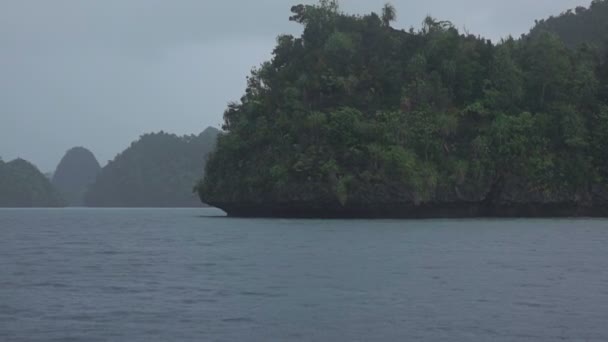Indonesia Cielo Gris Lluvia Navegación Entre Islas Tropicales — Vídeos de Stock