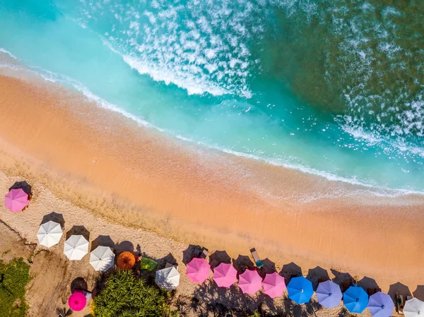 Plage tropicale et parasols. Vue Aérienne — Photo