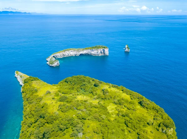 海のジャングルと小さい島々。航空写真ビュー — ストック写真