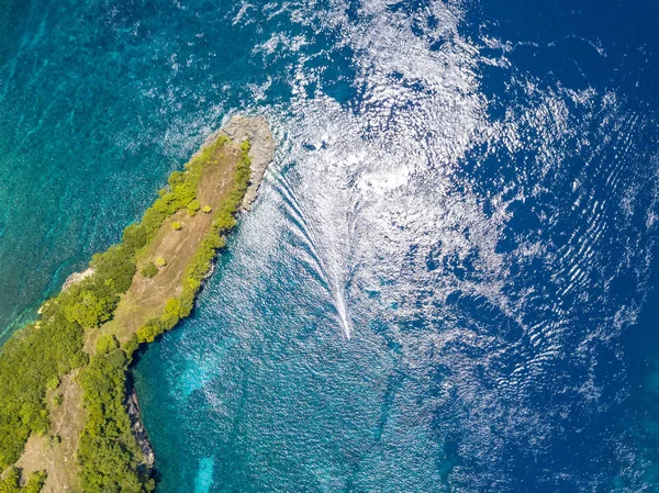 Isla en el océano y un barco Trimaran. Vista aérea — Foto de Stock