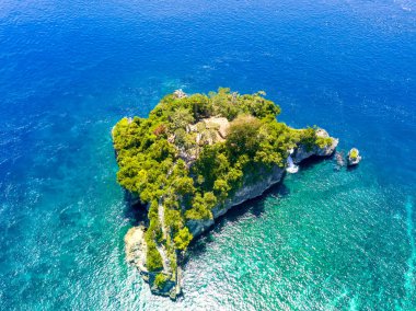 Kulübe ve okyanus küçük kayalık ada. Havadan görünümü