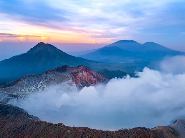 Aktiver Vulkan im Morgengrauen auf der Insel Java. Luftbild — Stockfoto
