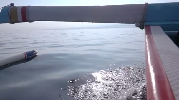 Kalme Zee Bij Zonsopgang Trimaran Boot Vaart Spatten Achtergrondverlichting Close — Stockvideo