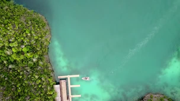Indonesië Veel Kleine Tropische Eilanden Azuurblauwe Water Boot Nadert Pier — Stockvideo