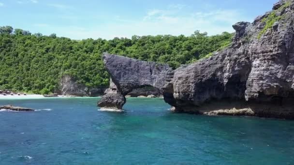 热带岛屿的海岸 蓝色的水和晴朗的天气 飞过石头拱门 爬过雨林 — 图库视频影像