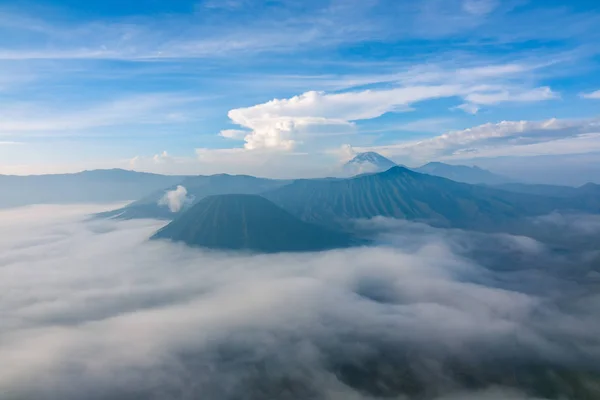 Ranna mgła w dolinie wulkany — Zdjęcie stockowe