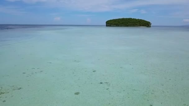 Indonesië Ondiep Oceaan Zonnig Weer Vlucht Naar Een Klein Eiland — Stockvideo