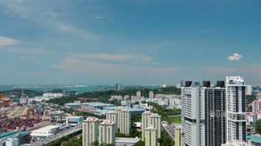 Singapur. Mavi gökyüzü ve bulutlar. Yerleşim alanı ve liman hava görünümünü. Zaman atlamalı